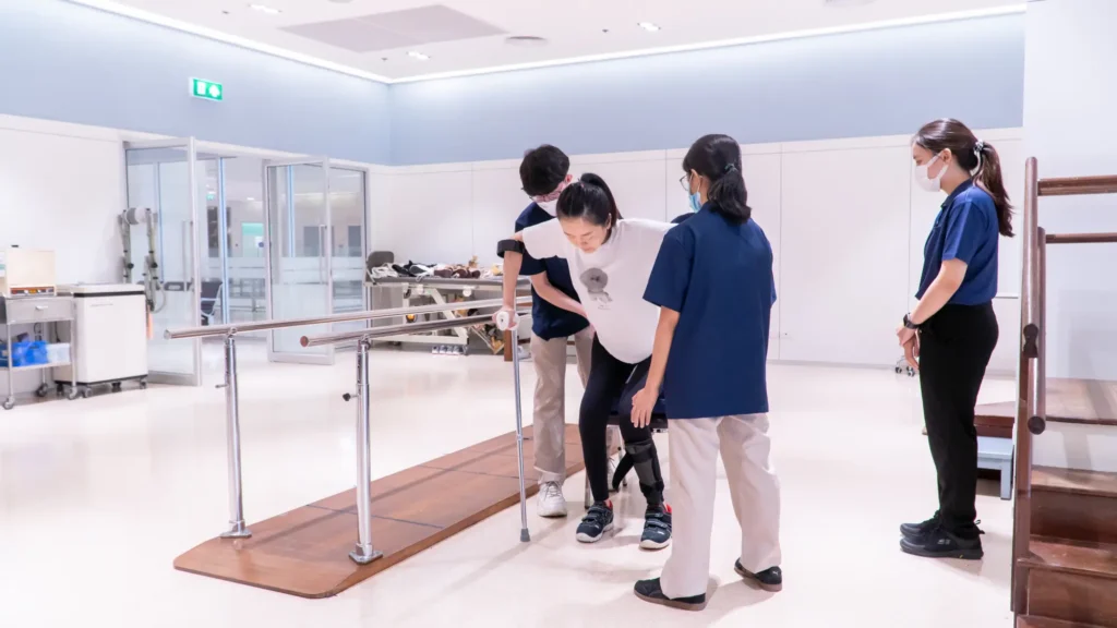 กายภาพบำบัดของเราใส่ใจทุกรายละเอียด โดยแพทย์ผู้เชี่ยวชาญ เพื่อนำข้อมูลมาปรับใช้และออกแบบกระบวนการฟื้นฟูให้เข้ากับผู้เข้ารับการบริการเป็นรายบุคคล


PNKG Recovery and Elder Care ใส่ใจทุกรายละเอียดของผู้เข้ารับการบริการโดยแพทย์ผู้เชี่ยวชาญ เพื่อนำข้อมูลมาปรับใช้และออกแบบกระบวนการฟื้นฟูให้เข้ากับผู้เข้ารับการบริการเป็นรายบุคคล