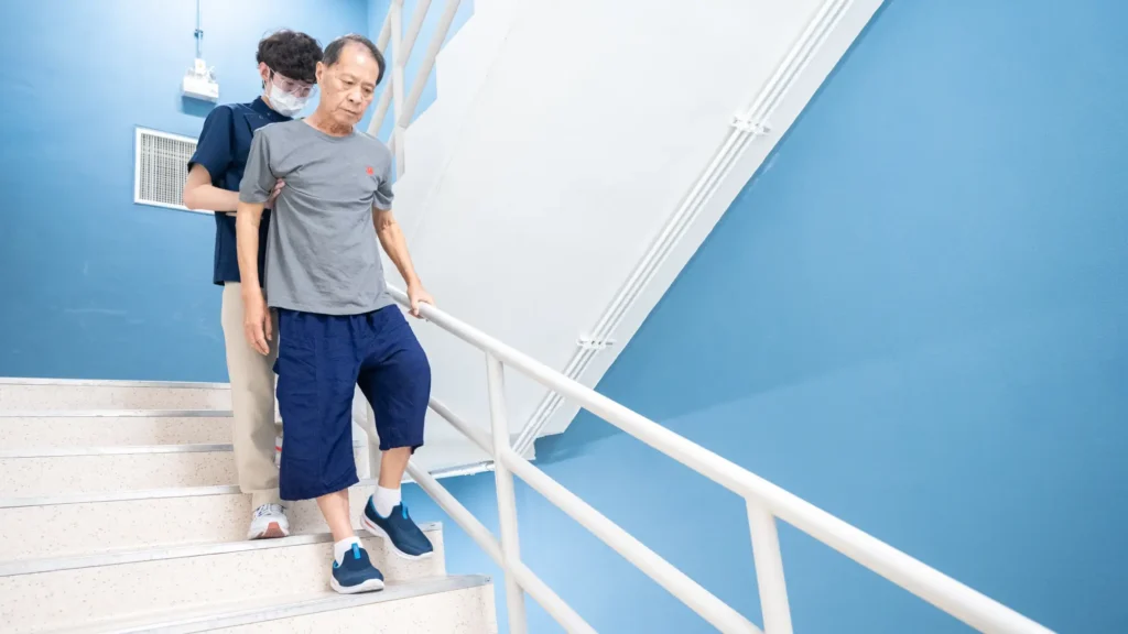 ศูนย์ฟื้นฟูของเรามุ่งเน้นการฟื้นฟูร่างกายผู้ป่วยควบคู่กับการดูแลทางด้านจิตใจ โดยใช้กระบวนการฟื้นฟูที่มีชื่อว่า ไคโก-โดะ (Kaigo-Do) ซึ่งเป็นศาสตร์การฟื้นฟูกายภาพตามแบบฉบับญี่ปุ่น ที่เน้นส่งเสริมให้ผู้ป่วยเห็นคุณค่าของการมีชีวิต และเรียนรู้ที่จะพึ่งพาตนเองเป็นหลัก