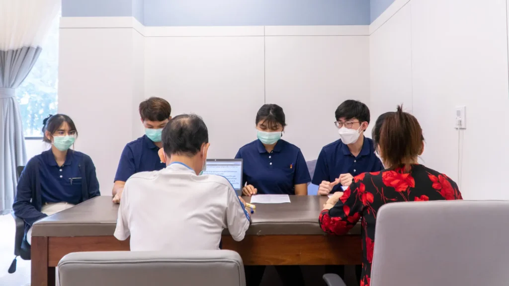 การประเมินร่างกายเบื้องต้น ต้องอาศัยการทำงานร่วมกันของสหวิชาชีพ โดยส่วนมากแล้วในด้านการทำงาน นักบำบัดจะนำคำวินิจฉัยโรคและขอบเขตการบำบัดจากแพทย์ และนำมาประกอบการออกแบบแผนการฟื้นฟูตามความรู้และความสามารถเฉพาะทางของนักบำบัด