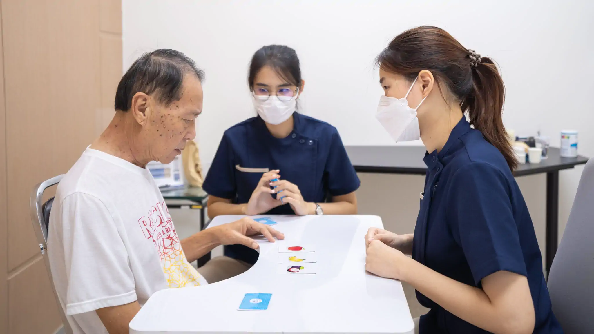 การฟื้นฟูการรับรู้ความเข้าใจ (Cognitive Function Training) เป็นการรักษาที่วางเป้าหมายในการพัฒนาสมองในส่วนของความคิดและความเข้าใจ โดยปรับเปลี่ยนการฝึกให้เหมาะสมกับผู้ป่วยแต่ละราย