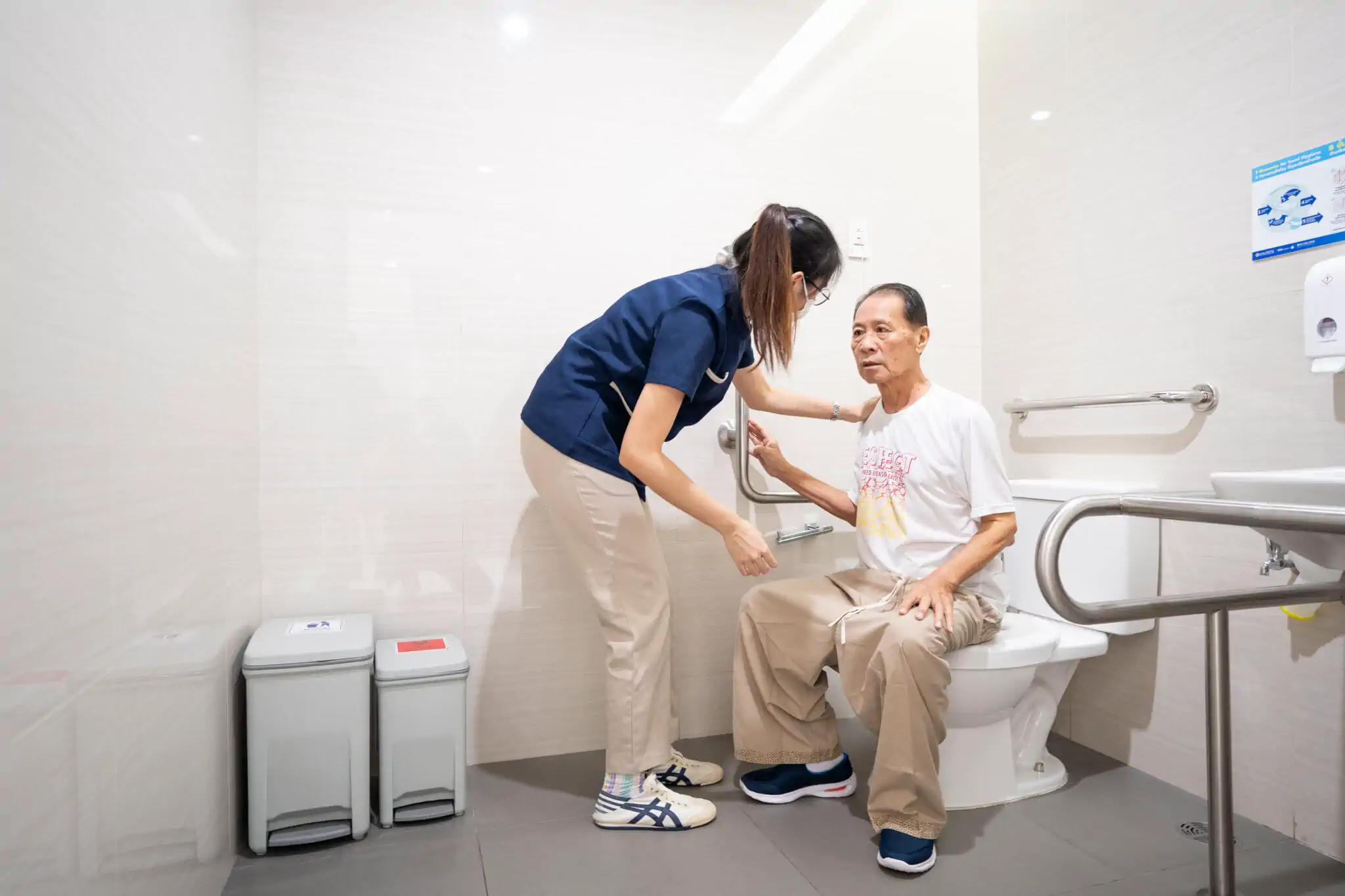 การฝึกการทำกิจวัตรประจำวัน (ADL) เช่น การฝึกรับประทานอาหาร และการฝึกเข้าห้องน้ำ จะช่วยพัฒนาความสามารถในการดูแลตนเอง และการเตรียมสภาพแวดล้อมเพื่ออำนวยความสะดวกให้ผู้ป่วยทำกิจวัตรประจำวันได้อย่างมีประสิทธิภาพ