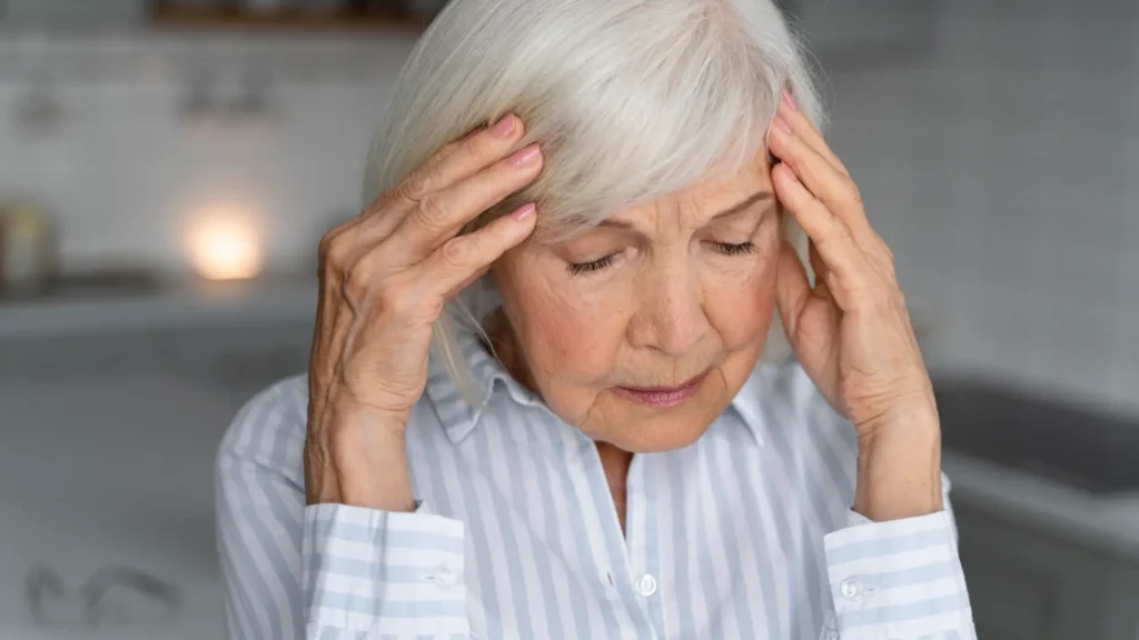 สำหรับผู้ที่มีความเสี่ยงที่จะเป็นโรค TIA หลัก ๆ แล้วจะเป็นเรื่องพฤติกรรมการใช้ชีวิตเป็นหลัก รวมถึงผู้ที่มีโรคประจำตัวบางโรค