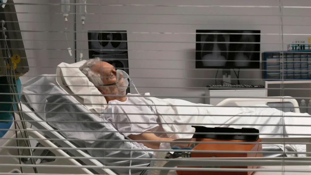 ภาวะเลือดออกในสมองสามารถเกิดได้จากหลายสาเหตุ เช่น อุบัติเหตุ ลิ่มเลือดอุดตัน เบาหวาน ความดันโลหิตสูง อาการหลอดเลือดผิดปกติ ภาวะเลือกออกผิดปกติ เป็นต้น 