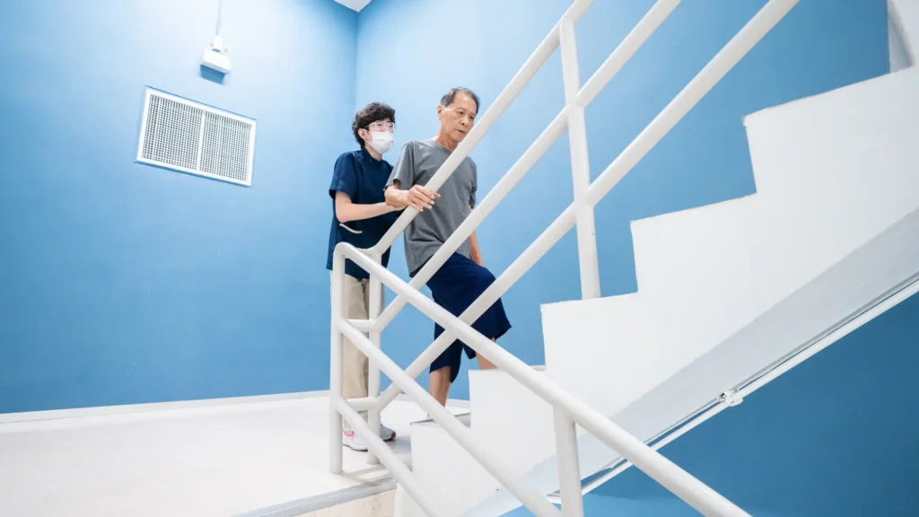 ส่วนวิธีการฟื้นฟูร่างกายหลังรักษาอาการเลือดออกในสมอง โดยทั่วไป นักกายภาพบำบัด และนักกิจกรรมบำบัด จะออกแบบแผนการรักษาที่เหมาะสมกับประสิทธิภาพร่างกายที่เหลืออยู่ของผู้ป่วย เช่น การฝึกการเคลื่อนไหว การฝึกกลืน ฝึกความรู้และความเข้าใจ การฝึกพูด