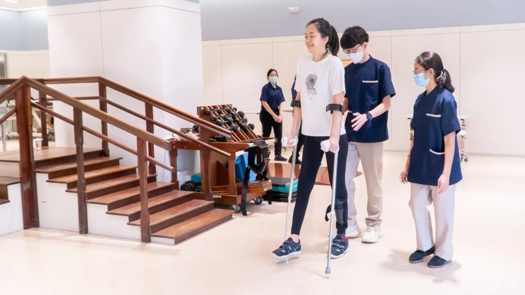 หลังทำการรักษาแล้ว การฟื้นฟูสมรรถภาพเป็นสิ่งสำคัญอย่างยิ่งในการช่วยให้ผู้ป่วยกลับมาใช้ชีวิตได้ตามปกติมากที่สุด ซึ่งการฟื้นฟูร่างกายของผู้ป่วยอาจใช้เวลาแตกต่างกันไปขึ้นอยู่กับความรุนแรงของโรคและปัจจัยส่วนบุคคล เช่น อายุ โรคประจำตัว เป็นต้น 