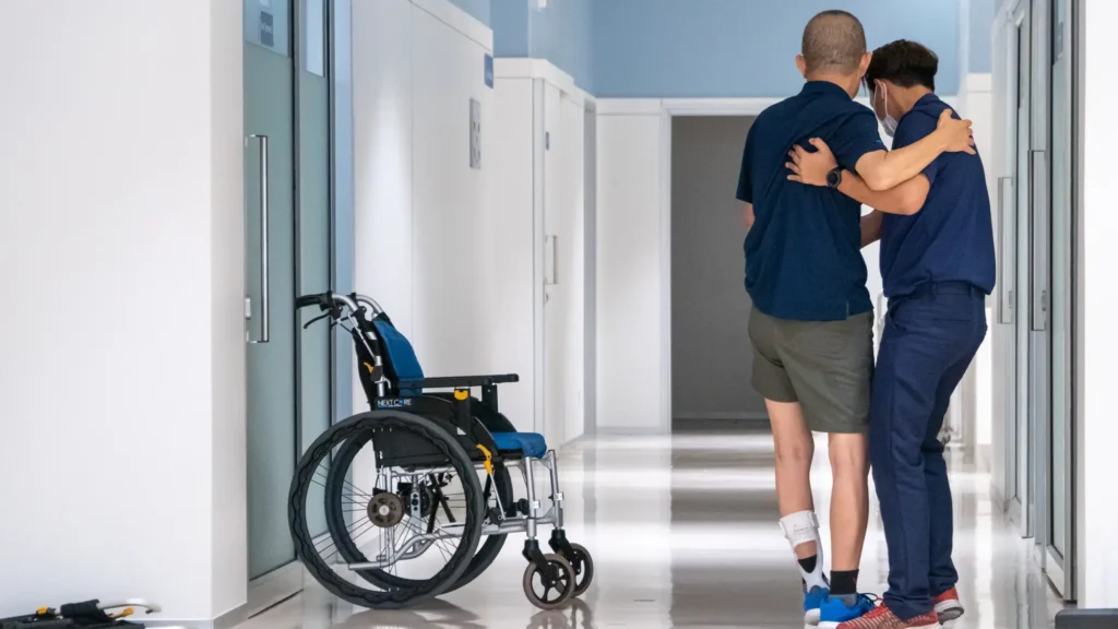 การดูแลผู้ป่วย Stroke ระยะฟื้นฟู ช่วยเพิ่มโอกาสให้กลับมามีคุณภาพชีวิตที่ดีอีกครั้ง โดยเฉพาะเรื่องการทรงตัว ซึ่งเป็นพื้นฐานของการยืนและการเดินตามลำดับ ช่วยลดความเสี่ยงในการล้ม และยังลดอาการเจ็บปวดจากการเคลื่อนไหวได้อีกด้วย