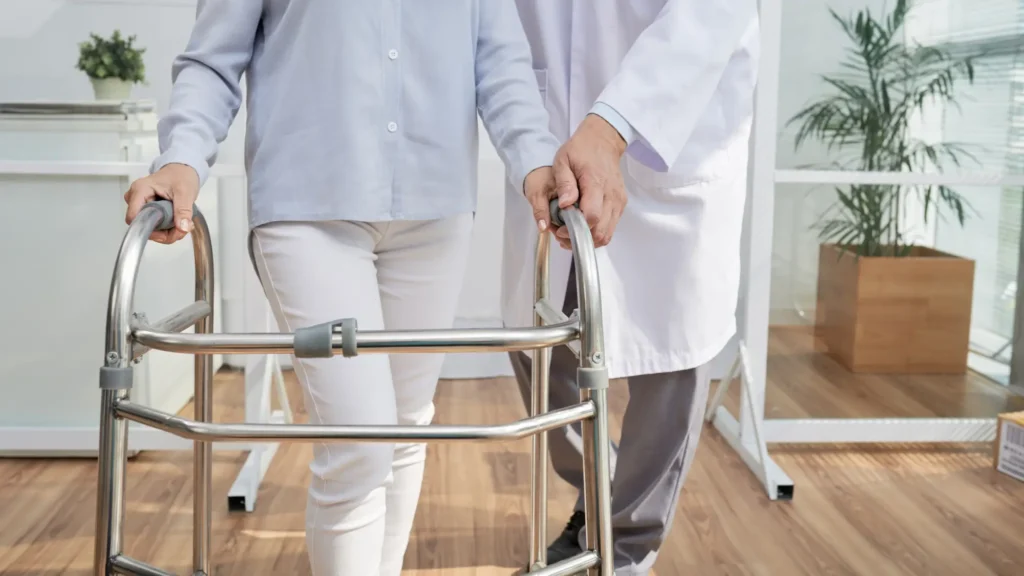 ศูนย์ดูแลผู้สูงอายุจะเน้นการดูแลผู้สูงอายุในภาพรวม ตั้งแต่ด้านสุขภาพกาย จิตใจ การช่วยเหลือในชีวิตประจำวัน และการส่งเสริมกิจกรรมทางสังคม