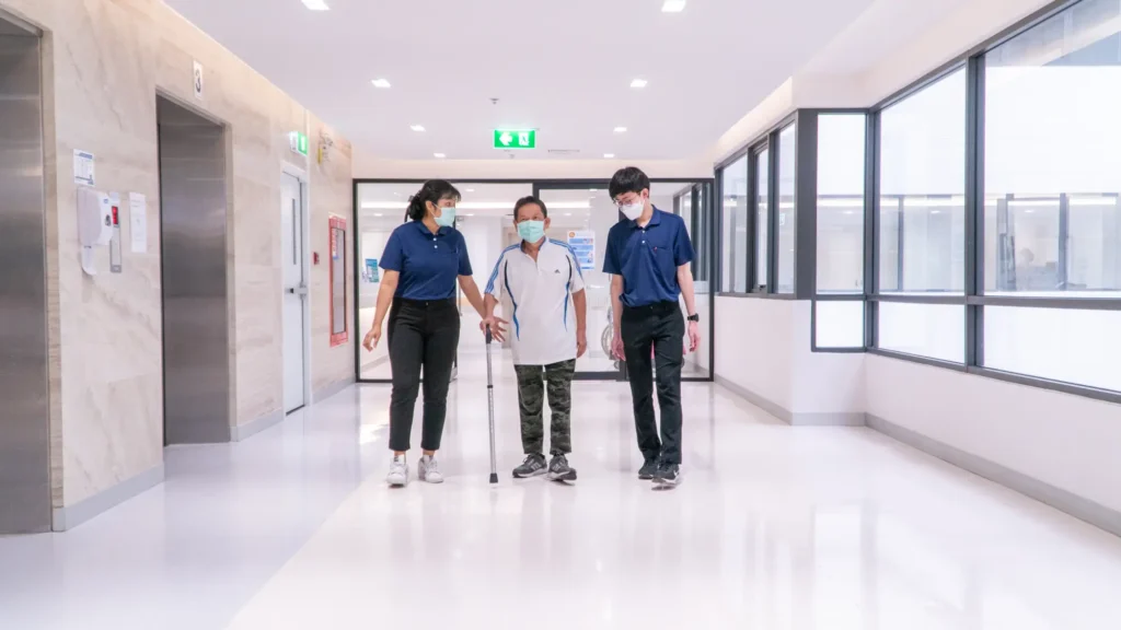 ศูนย์พักฟื้นผู้ป่วยจะเหมาะสำหรับผู้ป่วยหรือผู้สูงอายุที่ต้องการฟื้นฟูสมรรถภาพร่างกาย หลังการเจ็บป่วยหรือการผ่าตัด เพื่อให้ผู้ป่วยสามารถกลับมาใช้ชีวิตได้ใกล้เคียงปกติมากที่สุดเท่าที่จะเป็นไปได้ โดยศูนย์พักฟื้นผู้สูงอายุจะให้บริการโดยทีมแพทย์ นักกายภาพบำบัด และนักกิจกรรมบำบัด 