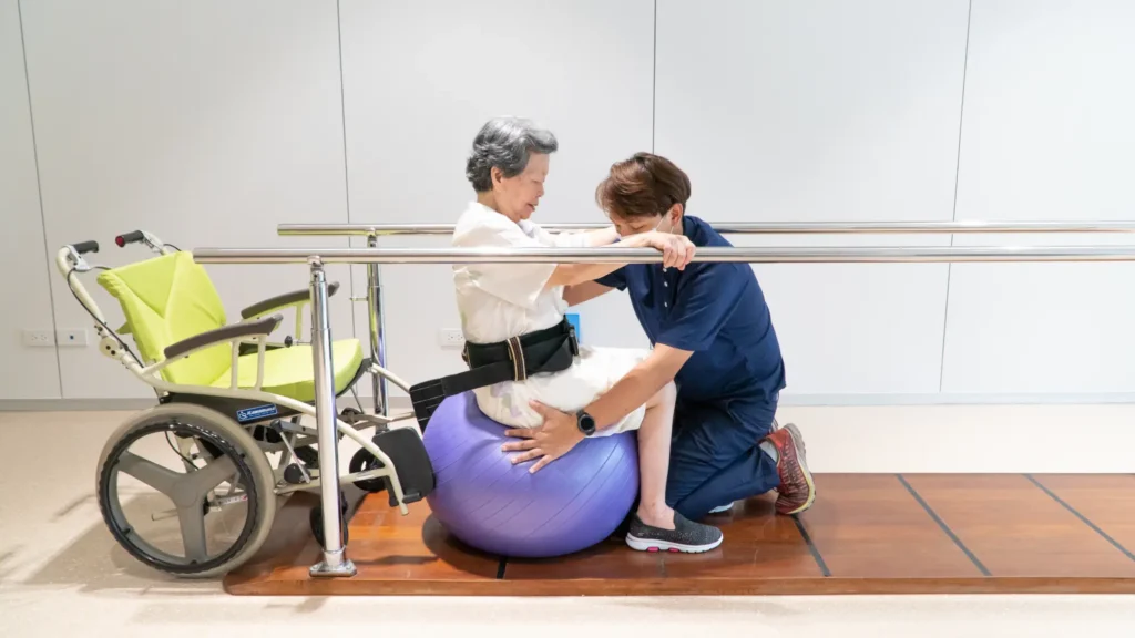 เมื่อทราบหลักเกณฑ์ทั้ง 2 ส่วนที่กล่าวไว้ข้างต้นแล้ว ทางครอบครัวหรือผู้ดูแลสามารถนำมาพิจารณา เพื่อเลือกศูนย์ผู้สูงอายุหรือศูนย์พักฟื้นผู้ป่วยที่เหมาะสมมากที่สุด