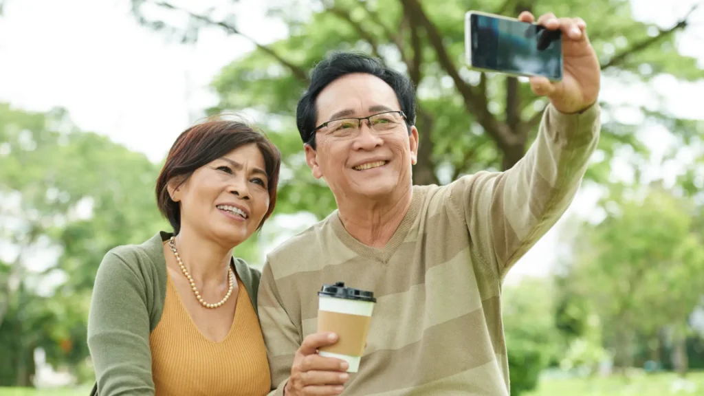 เพราะคุณภาพชีวิตไม่ได้จำกัดอยู่แค่ด้านในด้านหนึ่ง แต่ทุกด้านจะมีความเชื่อมโยงและส่งผลต่อกัน ซึ่งโดยทั่วไปแล้ว องค์ประกอบของคุณภาพชีวิตที่ดี สามารถแบ่งออกได้เป็น 4 ด้านหลัก ๆ ได้แก่ ร่างกาย จิตใจ ความสัมพันธ์ทางสังคม และสิ่งแวดล้อม