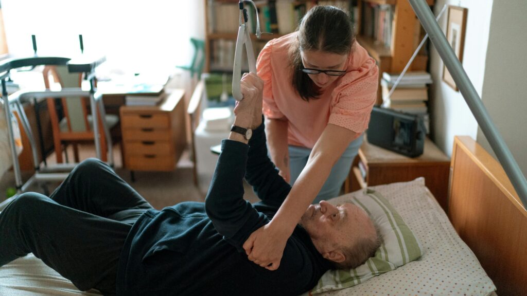 5 เช็กลิสต์อาการเด่นที่สามารถสังเกตเห็นได้ชัดเจนในกลุ่มคนไข้ติดเตียง ได้แก่ เริ่มทานอาหารได้น้อยลง ท้องผูก กล้ามเนื้อลีบ ภาวะปอดแฟบ และเริ่มมีอาการหลงลืม